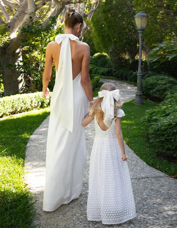 Robe de demoiselle d’honneur blanche à col montant et col licou  