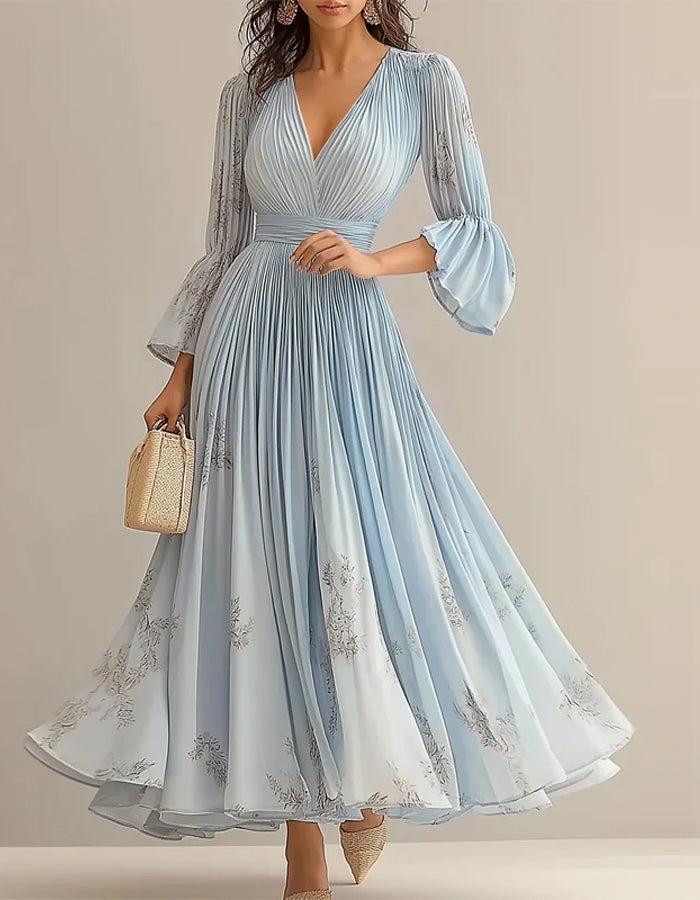 Vestido gracioso de chiffon azul claro com corpete plissado e mangas sino
