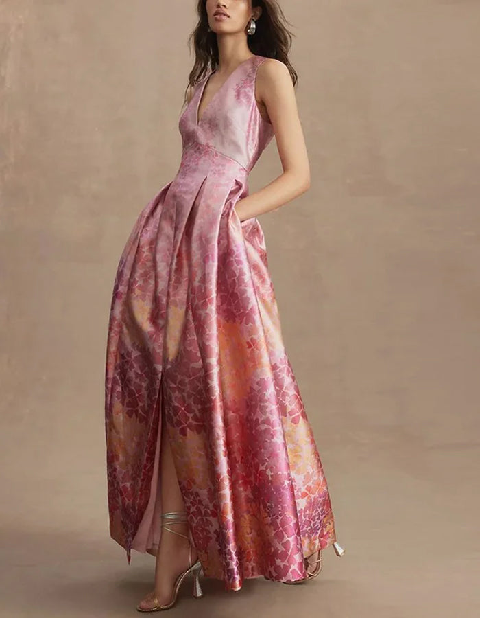 Romantico abito jacquard rosa con motivo floreale sfumato e scollo a V profondo