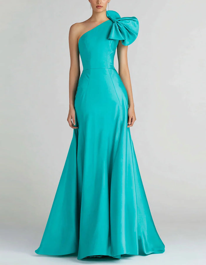Robe longue en satin à une épaule avec nœud
