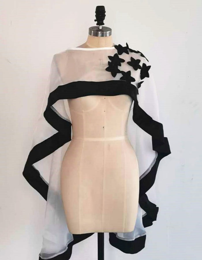 Cape courte devant et longue derrière en organza avec bordure noire