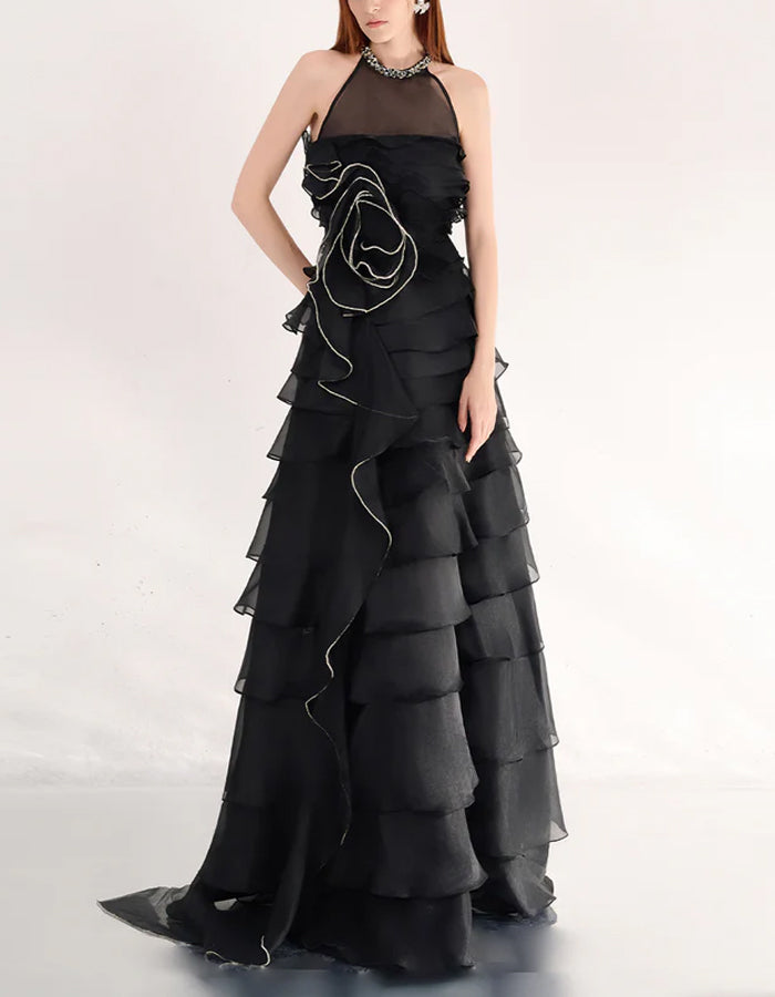 Rochie maxi neagră în formă de A, cu volane și straturi din organza