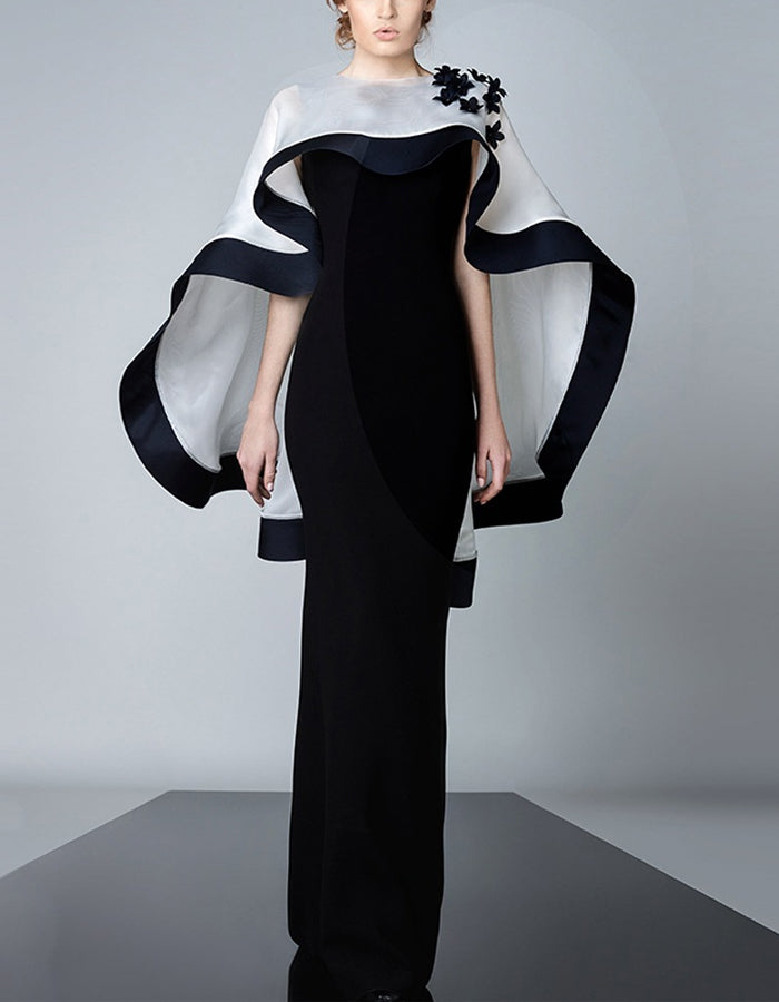 Cape courte devant et longue derrière en organza avec bordure noire