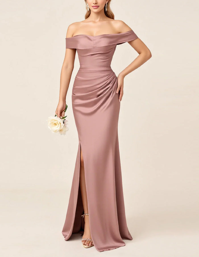 Abito lungo in satin rosa cipria con spalle scoperte