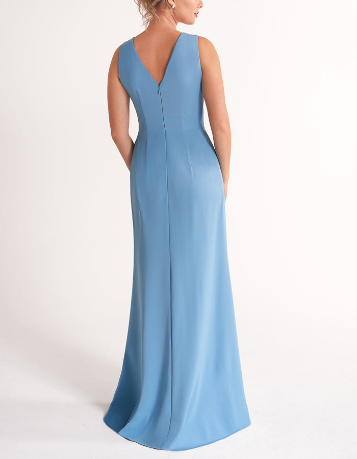 Robe longue moulante sans manches en mousseline bleu clair à col en V  