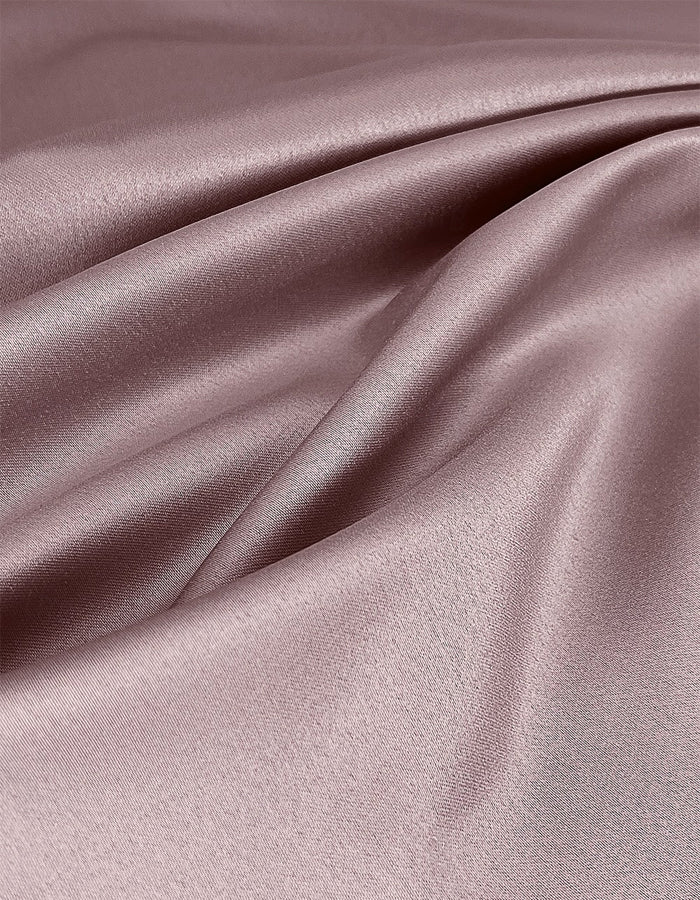 Robe maxi à une épaule en satin stretch plissé