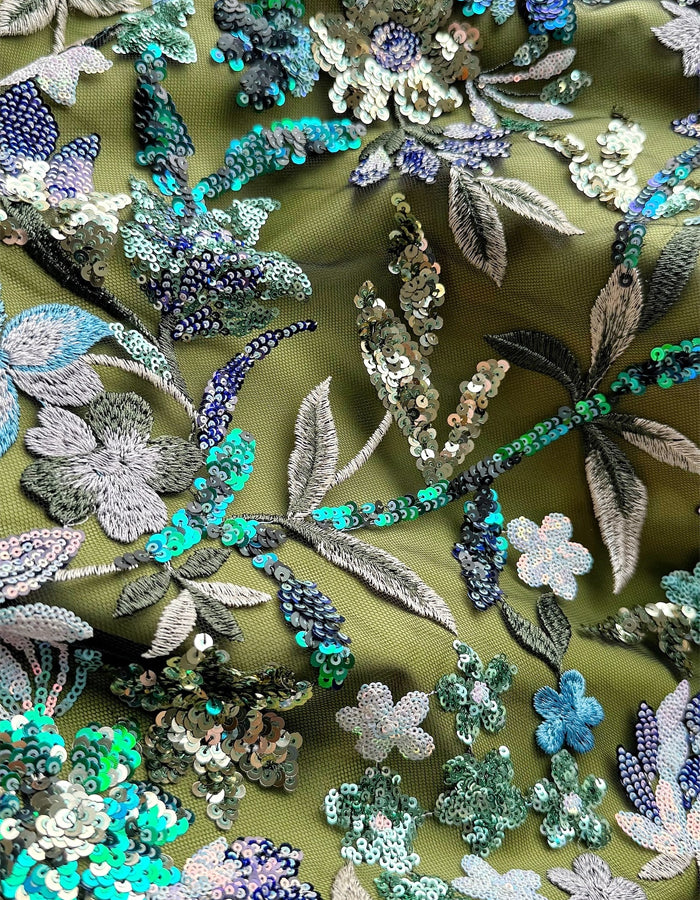 Abito lungo in raso con maniche paillettes e scollo rotondo