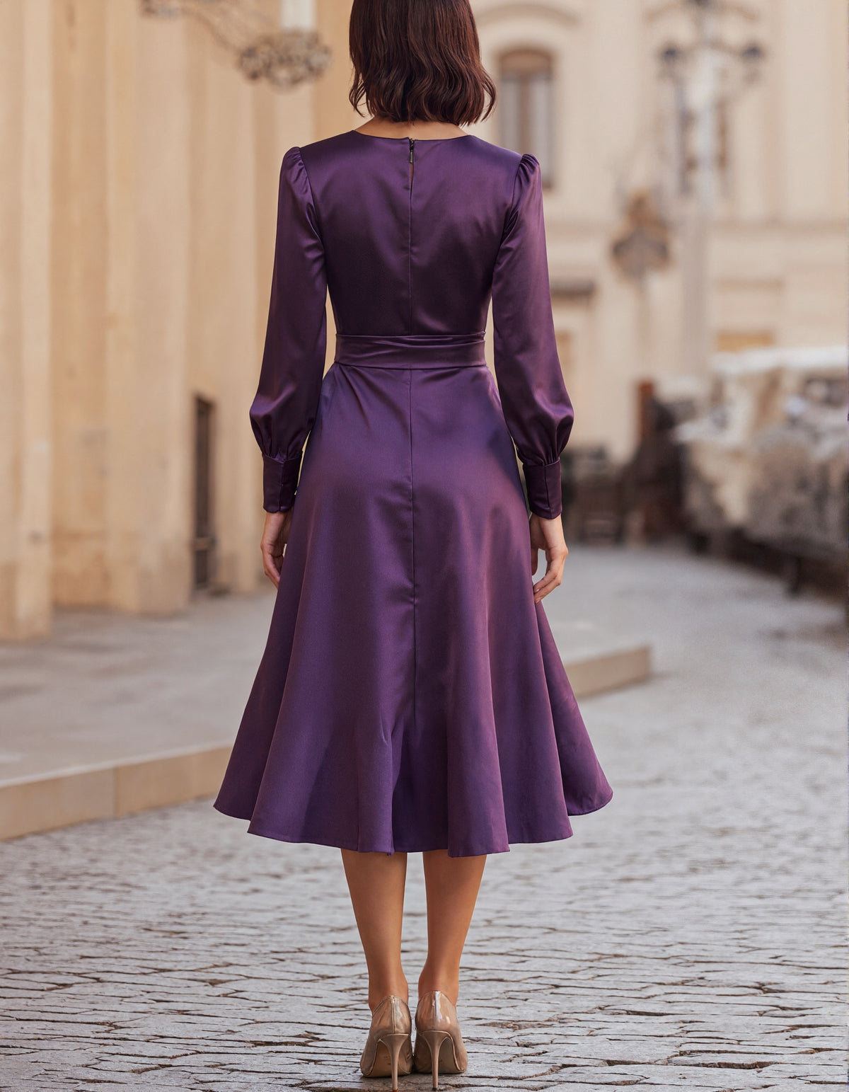 Dunkelviolettes Midi-Kleid aus Satin mit mehrlagigem Saum