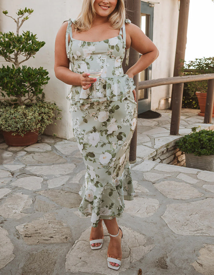 Rochie de domnișoară de onoare verde deschis cu model floral și guler pătrat  