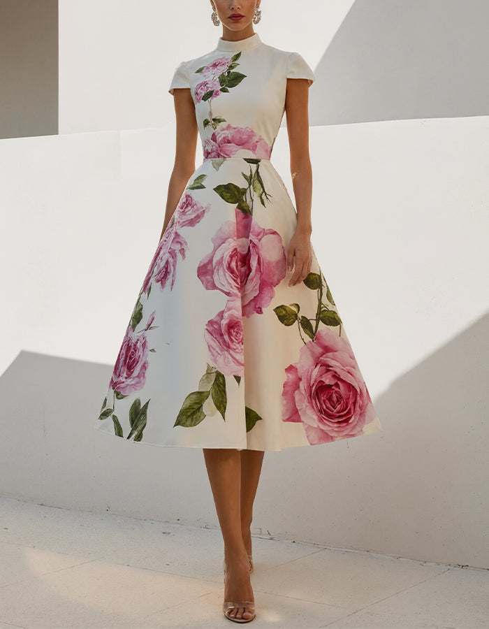 Robe élégante en satin coupe trapèze avec imprimé rose audacieux et col montant