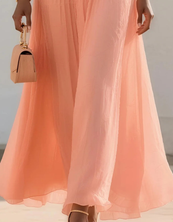 Pfirsichfarbenes plissiertes Maxikleid mit runden Cut-Out-Details