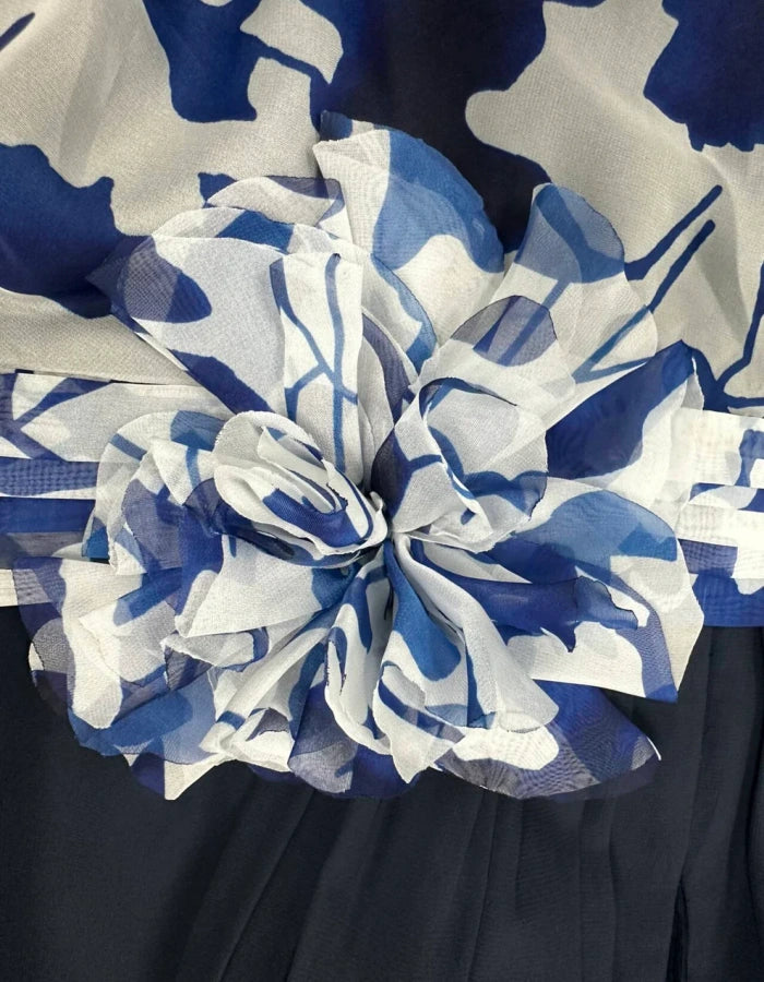 Elegante vestido de noche de gasa azul marino con falda estampada floral y mangas obispo transparentes