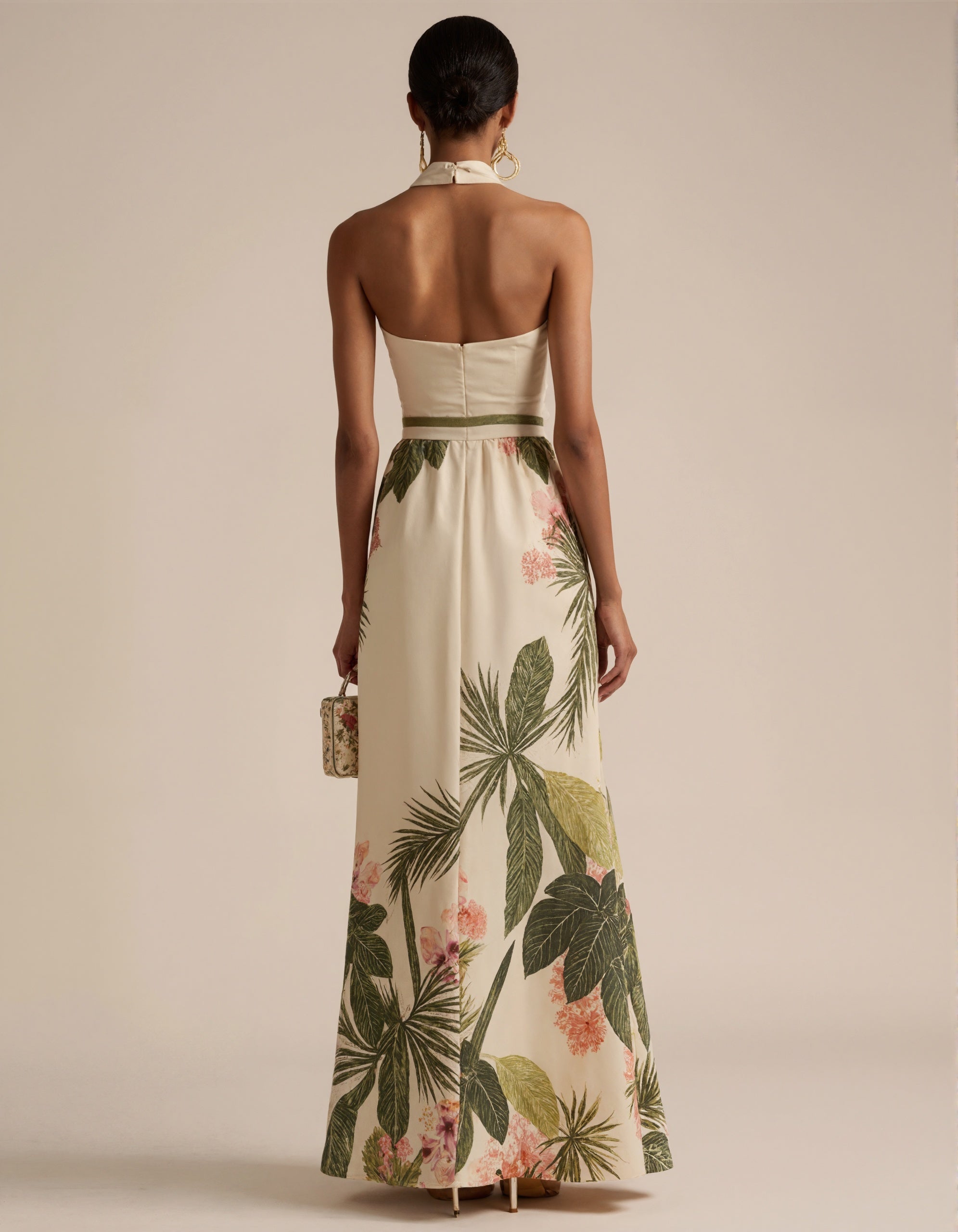 Rochie maxi fără mâneci cu imprimeu floral și guler halter