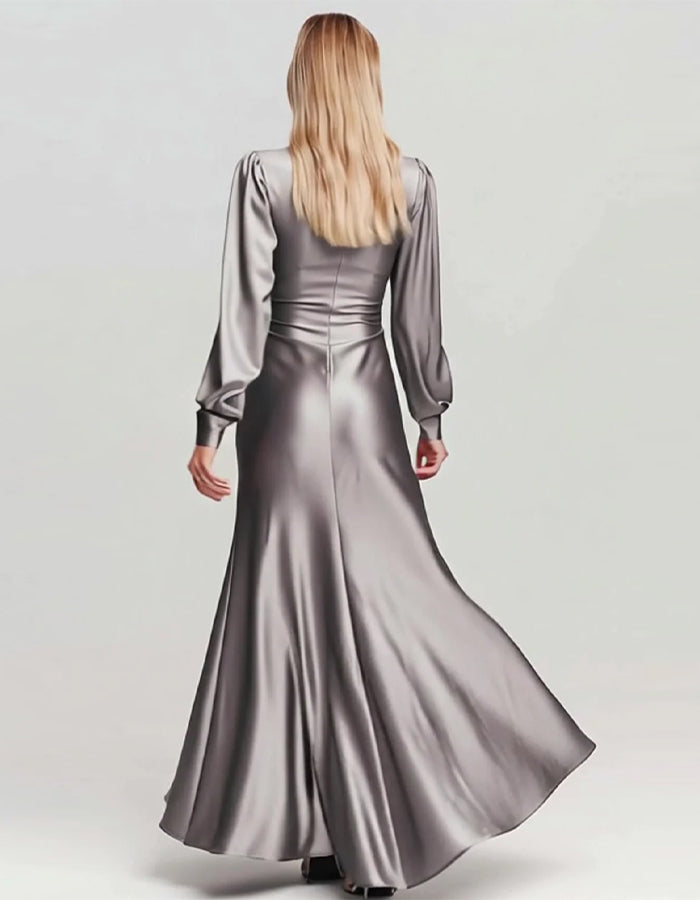 Robe maxi plissée en satin gris avec col en V et manches longues