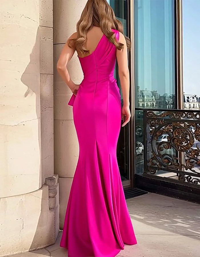 Robe longue rose satinée à une épaule avec fente