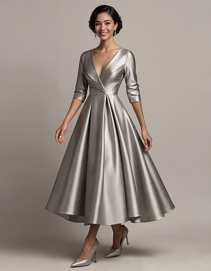 Vestido midi prateado de cetim com decote em V