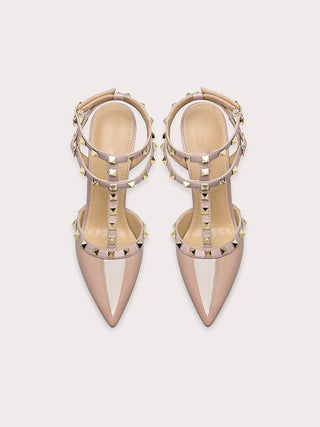 Nude-farbene High Heels mit Nieten und spitzer Zehenpartie  