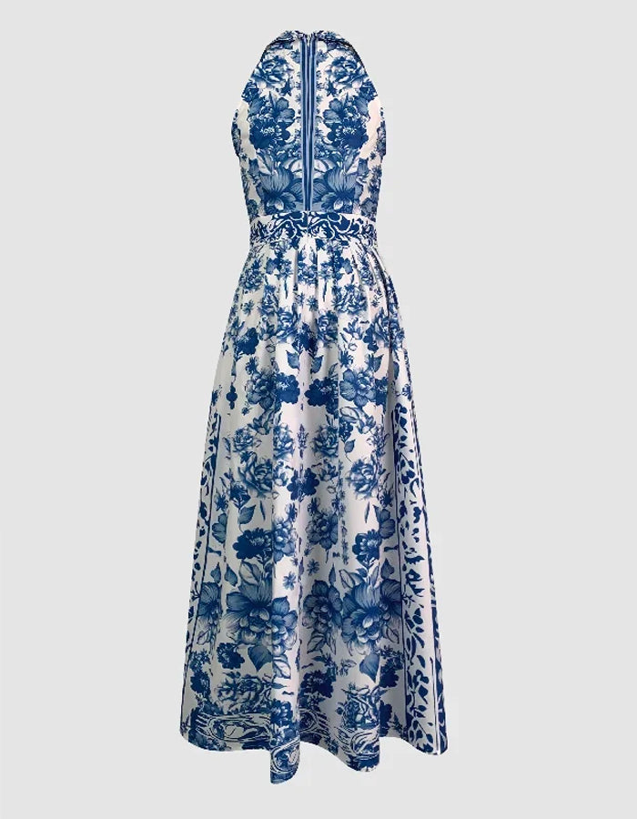 Anmutiges blau-weißes Neckholder-Kleid mit floralem Porzellanmuster
