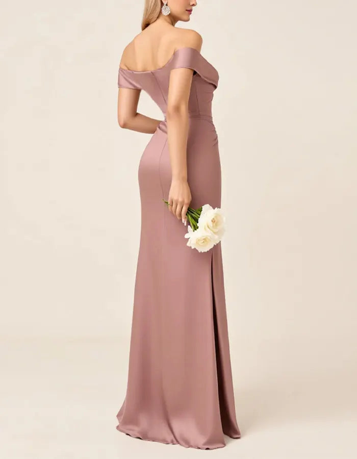 Vestido maxi rosa satinado con hombros descubiertos