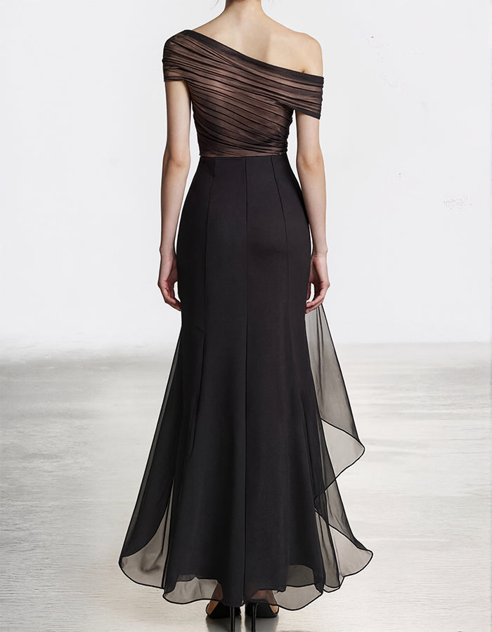 Vestido maxi marrón de gasa plisada con un hombro