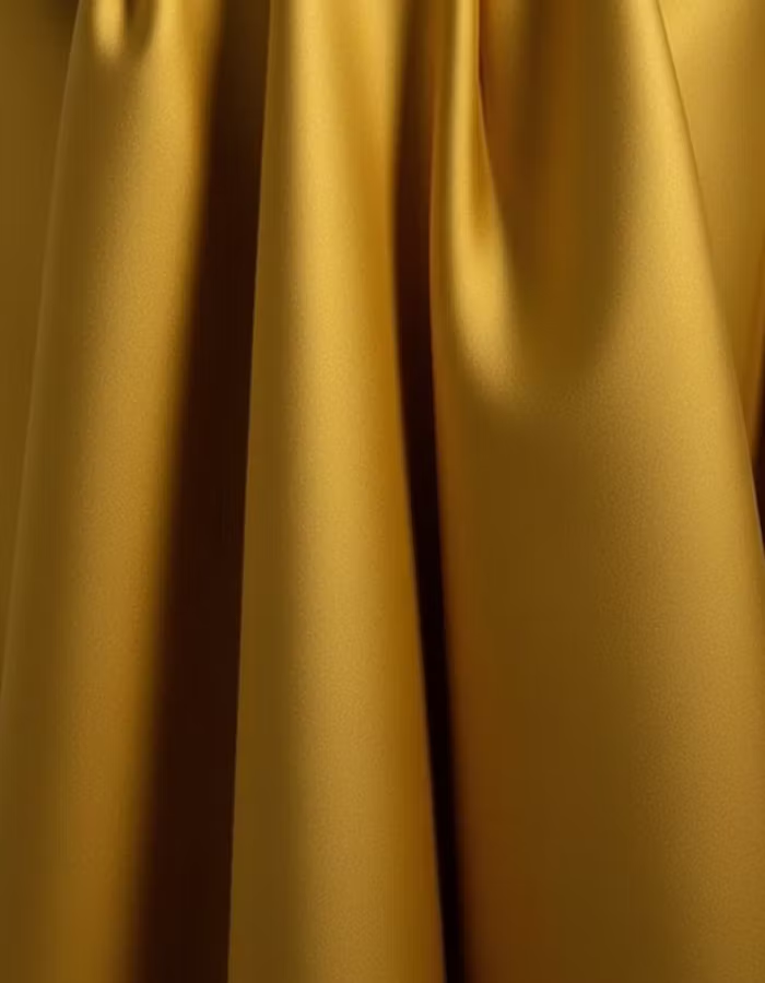 Robe longue en satin noir et or avec encolure bateau