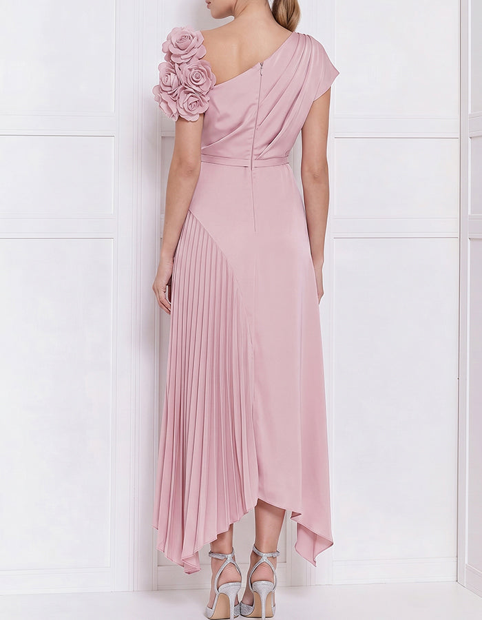 Robe midi asymétrique rose blush en satin avec fleurs 3D
