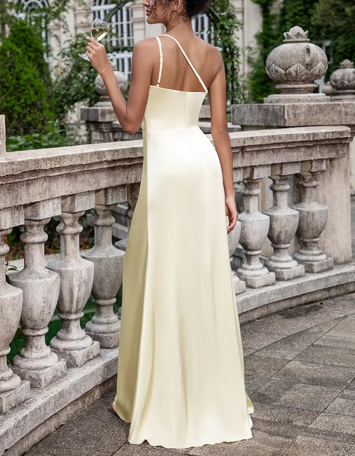 Hellgelbes Maxikleid mit einer Schulter und Schlitz