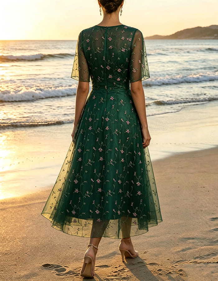 Robe midi trapèze en résille à sequins, manches courtes et col rond illusion