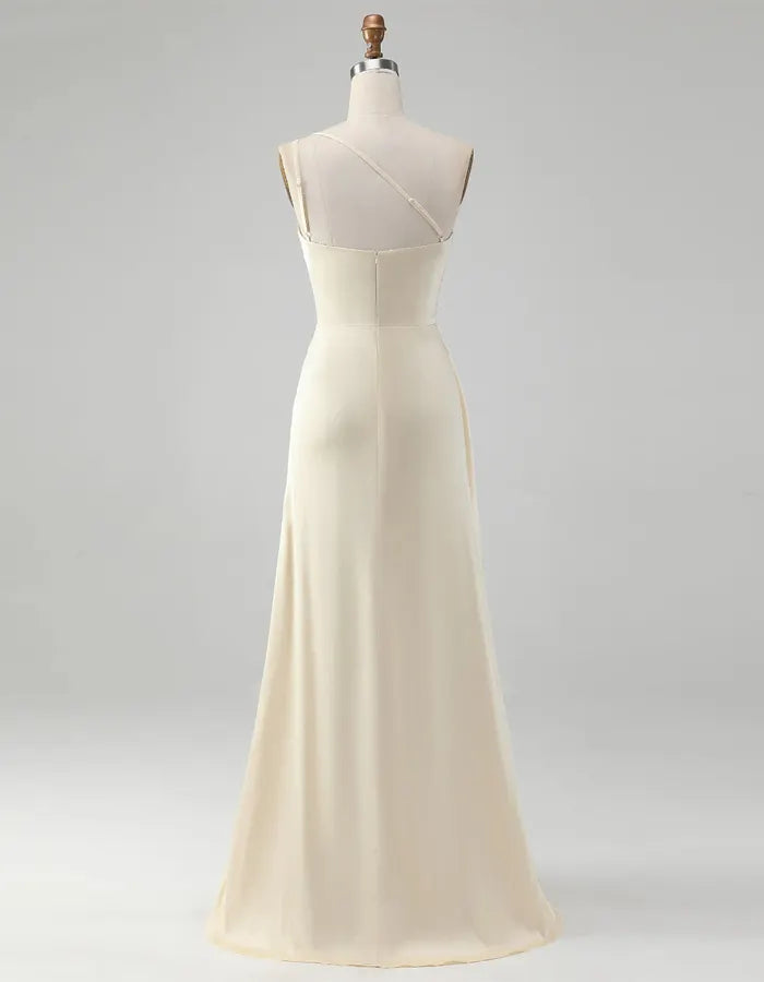 Hellgelbes Maxikleid mit einer Schulter und Schlitz