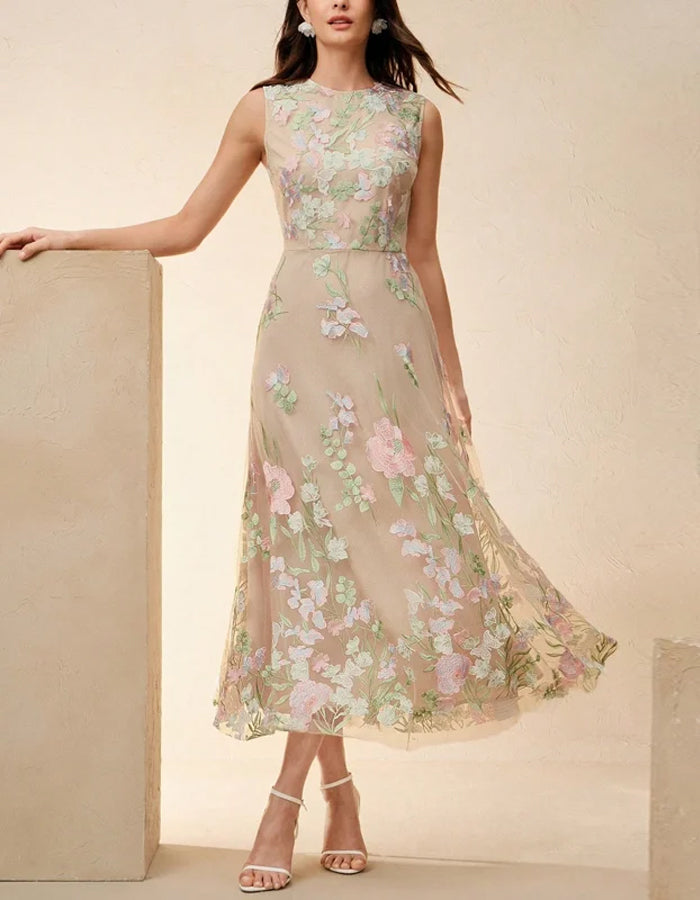 Romantische beige tule jurk met pastel bloemenborduursel