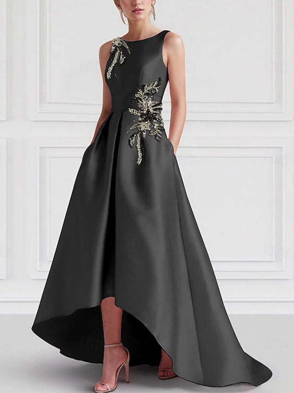 Robe de satin gris foncé élégante à coupe asymétrique avec application de perles