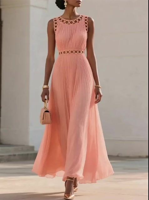 Pfirsichfarbenes plissiertes Maxikleid mit runden Cut-Out-Details