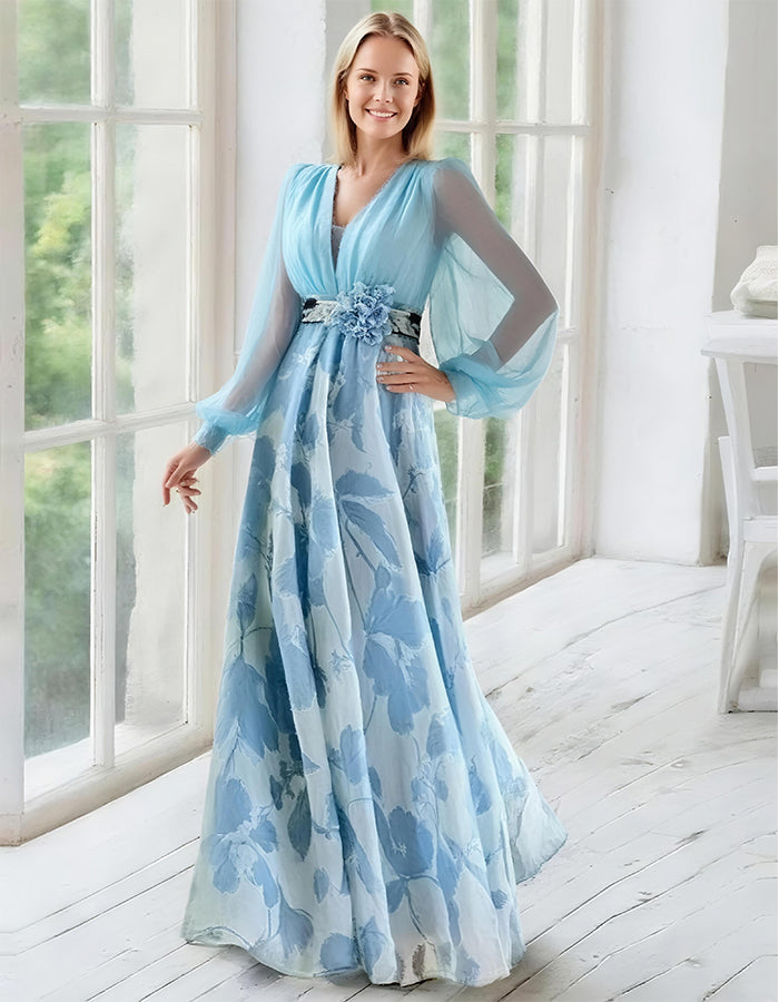 Elegante vestido de noche de gasa azul marino con falda estampada floral y mangas obispo transparentes