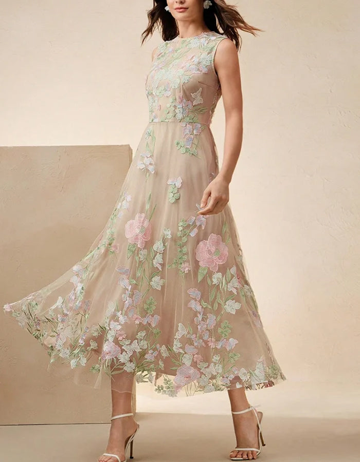 Vestido Romántico de Tul Beige con Bordado Floral en Tonos Pastel