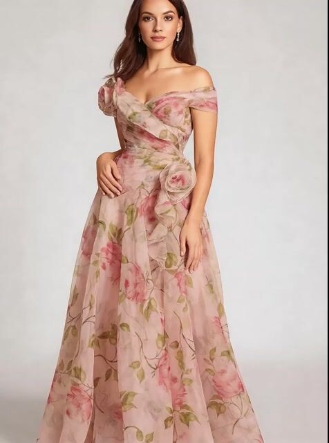 Rochie romantică din organza roz cu imprimeu floral și volan pe umeri