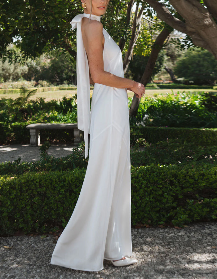 Vestido de dama de honor branco com gola alta e gola halter
