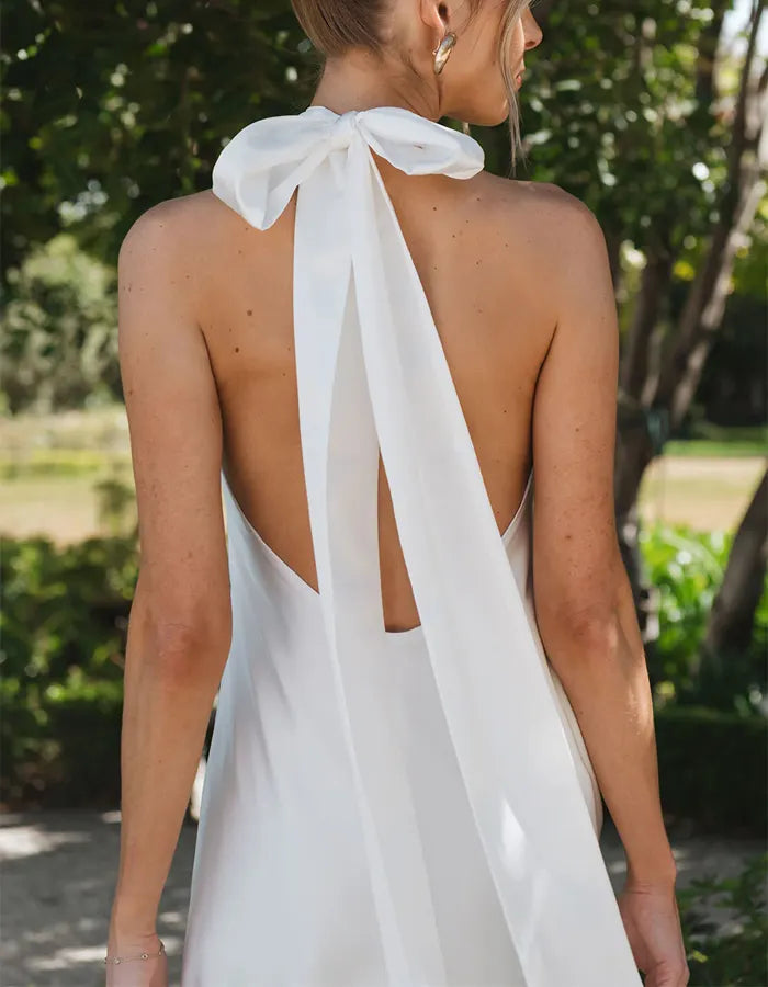 Robe de demoiselle d’honneur blanche à col montant et col licou  