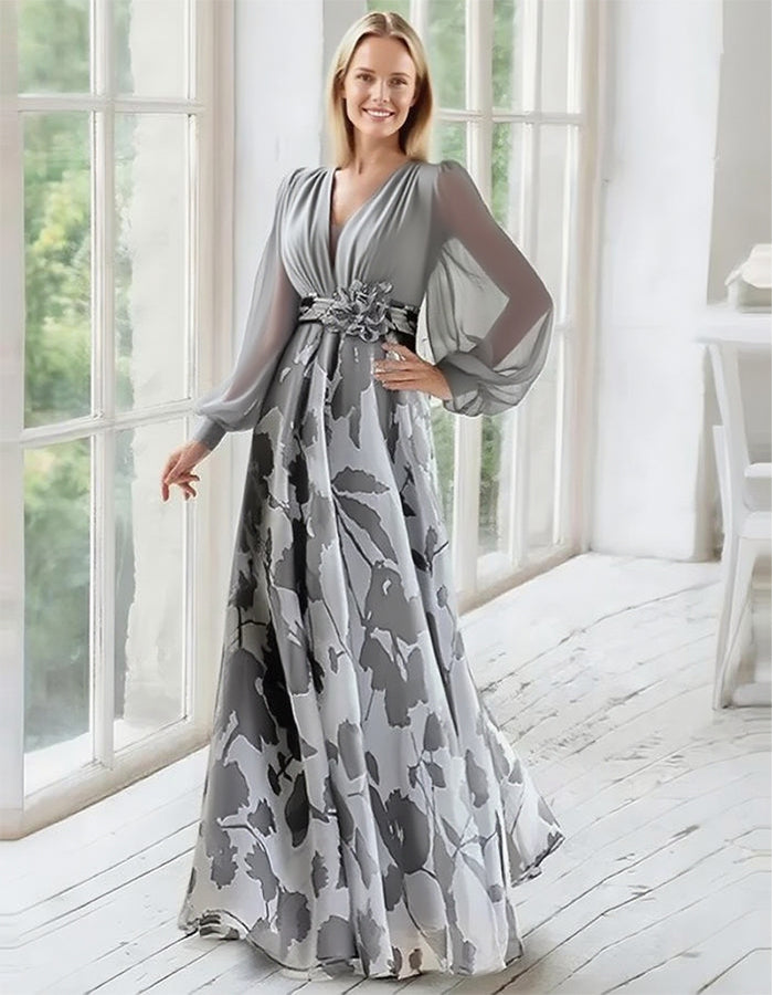 Elegante vestido de noche de gasa azul marino con falda estampada floral y mangas obispo transparentes