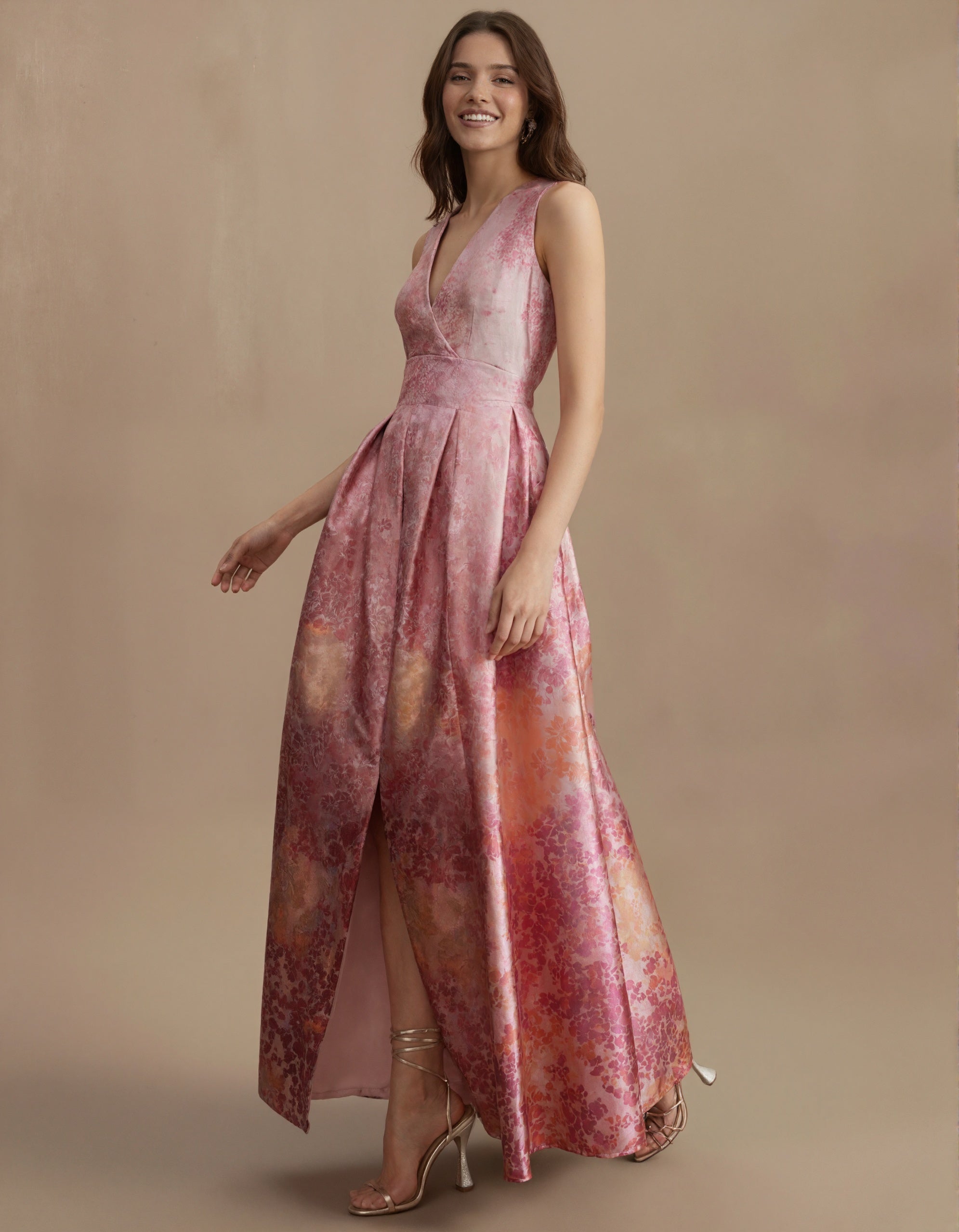 Robe romantique en jacquard rose avec motif floral dégradé et décolleté plongeant
