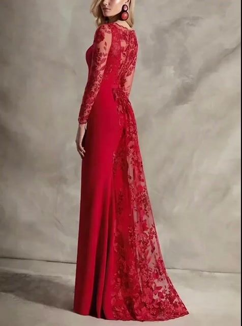 Elegant röd kvällsklänning med fyrkantig halsringning, spetsärmar och figurnära silhuett