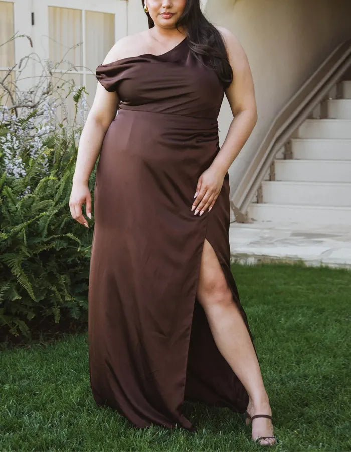 Vestido maxi marrón oscuro con diseño de un solo hombro  