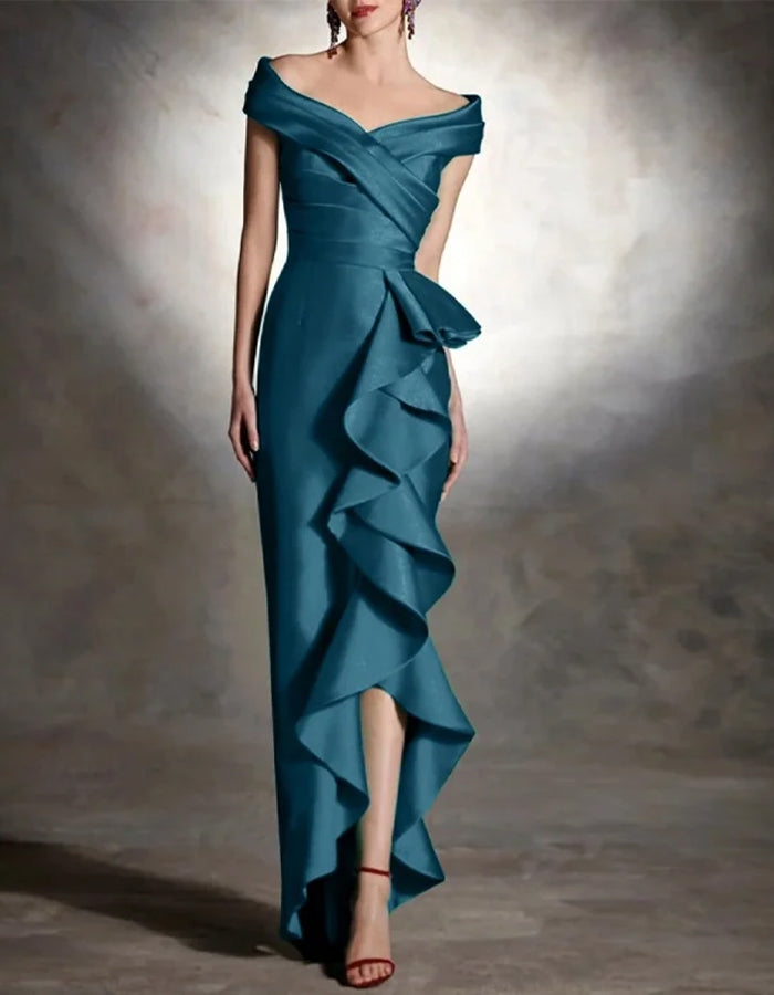 Elegantes satinfarbenes Kleid in Petrol mit schulterfreiem Ausschnitt und kaskadierenden Rüschen