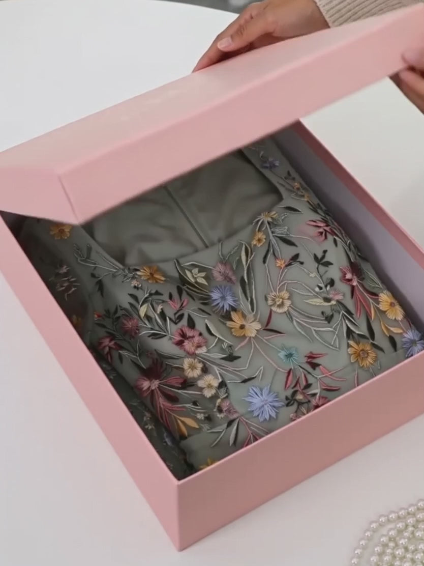 Robe longue ajustée à col carré en mousseline avec broderie en dentelle